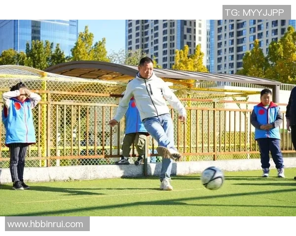 足球明星与儿子共享快乐时光亲子互动尽显温馨足球魅力 足球明星与儿子共享快乐时光亲子互动尽显温馨足球魅力