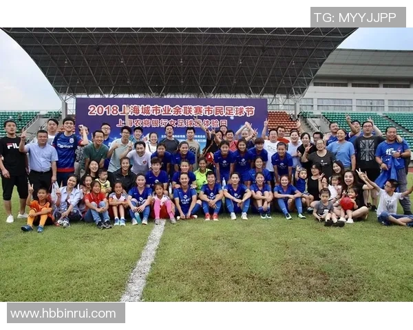 足球明星内马尔与球迷亲密合影展现温暖瞬间与激情时刻 足球明星内马尔与球迷亲密合影展现温暖瞬间与激情时刻